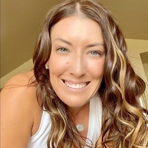 🌺 Meet your Posher, Wendy 🌺